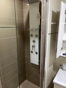 Bilik mandi di Elite Hotel