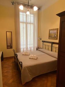 um quarto com uma cama com duas toalhas em B&B Conte Cavour em Nápoles