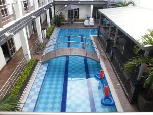 vista sul soffitto di una piscina in un edificio di Confort Plaza Hotel a Villavicencio