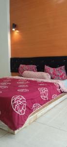 A bed or beds in a room at Suburdi Guest House