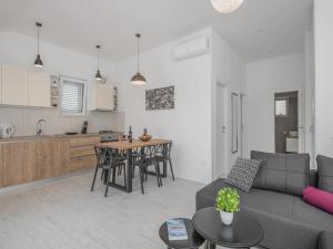 ein Wohnzimmer mit Couch und Tisch und eine Küche in der Unterkunft Apartment Dolce in Cavtat