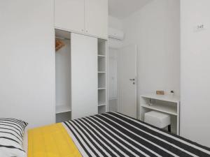 een witte kamer met een bed en een bureau bij Apartment Dolce in Cavtat