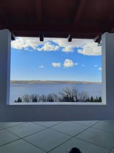 ein großes Fenster in einem Zimmer mit Blick auf das Wasser in der Unterkunft Villa Vesna, 70m from beach in Karlobag