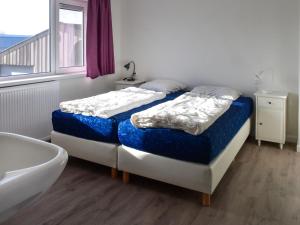 2 łóżka w pokoju z wanną i umywalką w obiekcie Holiday Home Moesbosch by Interhome w mieście Koudekerke