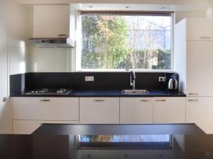 Dapur atau dapur kecil di Holiday Home Moesbosch by Interhome
