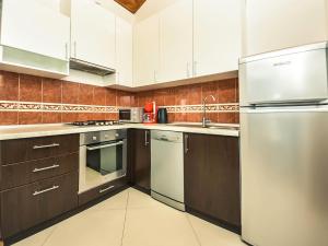 Kuchyňa alebo kuchynka v ubytovaní Apartment Anić-4 by Interhome