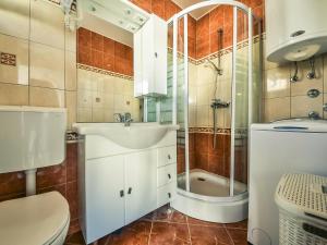 Kúpeľňa v ubytovaní Apartment Anić-4 by Interhome