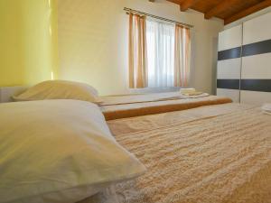 Posteľ alebo postele v izbe v ubytovaní Apartment Anić-4 by Interhome