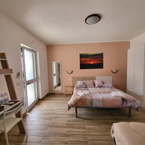 Un dormitorio con una cama y una mesa. en B&B da AnnaMaria, en Maratea