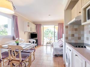 Köök või kööginurk majutusasutuses Apartment Les Calanques Spa Thalassothérapie-2 by Interhome