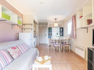 Köök või kööginurk majutusasutuses Apartment Les Calanques Spa Thalassothérapie-2 by Interhome