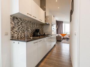 Köök või kööginurk majutusasutuses Holiday Home Green Resort Mooi Bemelen by Interhome