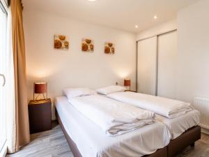 Llit o llits en una habitació de Holiday Home Green Resort Mooi Bemelen by Interhome