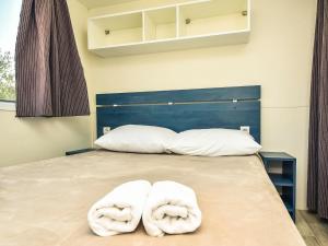 ein Schlafzimmer mit einem Bett mit zwei weißen Handtüchern darauf in der Unterkunft Holiday Home Palma-2 by Interhome in Anić