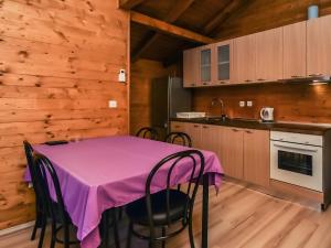 d'une cuisine avec une table recouverte d'un chiffon violet. dans l'établissement Holiday Home Palma-5 by Interhome, à Anić