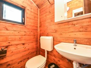 La salle de bains est pourvue de toilettes et d'un lavabo. dans l'établissement Holiday Home Palma-5 by Interhome, à Anić