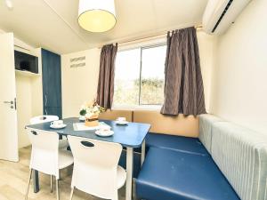 une salle à manger avec une table bleue et des chaises dans l'établissement Holiday Home Palma-4 by Interhome, à Obrovac