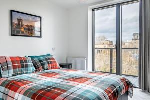 מיטה או מיטות בחדר ב-amazing apartments - Great Junction St - by Water of Leith