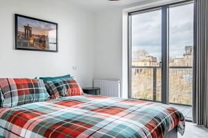 una camera da letto con un letto e una grande finestra di amazing apartments - Great Junction St - Free parking a Edimburgo