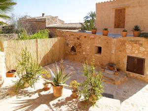 S'HortaにあるHoliday Home Can Xesquet - CDO245 by Interhomeの鉢植えの中庭