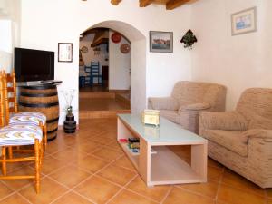 S'HortaにあるHoliday Home Can Xesquet - CDO245 by Interhomeのリビングルーム(ソファ、テーブル付)
