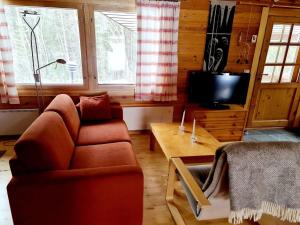 TV a/nebo společenská místnost v ubytování Holiday Home Ylläskuru d 2 by Interhome