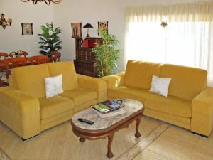 アルビールにあるHoliday Home Monika - ATE224 by Interhomeのリビングルーム(黄色のソファ2台、コーヒーテーブル付)