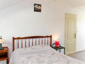 Saint-Pierre-en-PortにあるHoliday Home Le Champ des Mouettes - PPT400 by Interhomeのベッドルーム1室(ベッド1台、テーブルの上に赤いキャンドル付)