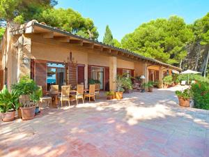 une terrasse d'une maison avec une table et des chaises dans l'établissement Villa Finca L'Embat - DLP100 by Interhome, à Son Servera