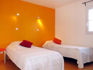 Säng eller sängar i ett rum på Holiday Home Village des Dunes - CEZ311 by Interhome