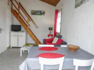 sala de estar con mesa de comedor y sofá en Holiday Home La Touche - IDR120 by Interhome, en La Flotte