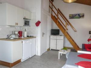 Küche/Küchenzeile in der Unterkunft Holiday Home La Touche - IDR120 by Interhome