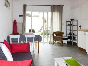 - un salon avec un canapé et une table dans l'établissement Holiday Home La Touche - IDR120 by Interhome, à La Flotte