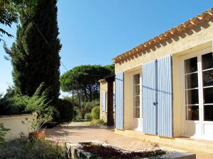 Casa con ventana grande y patio en Holiday Home La Rouveyrolle - BSC130 by Interhome, en Tresques