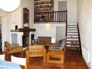 sala de estar con escalera de caracol y sala de estar en Holiday Home La Rouveyrolle - BSC130 by Interhome, en Tresques