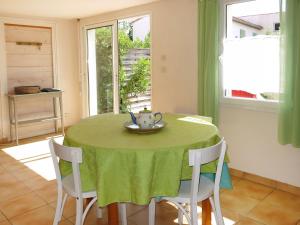 ラ・フロットにあるHoliday Home La Touche - IDR122 by Interhomeのダイニングルーム(緑のテーブルと椅子付)