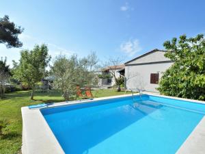 Bazén v ubytování Holiday Home Latin by Interhome nebo v jeho okolí