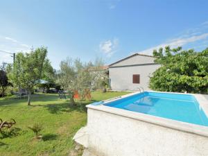 Bazén v ubytování Holiday Home Latin by Interhome nebo v jeho okolí