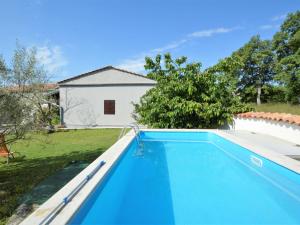 Bazén v ubytování Holiday Home Latin by Interhome nebo v jeho okolí