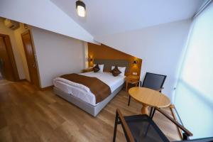 ein Hotelzimmer mit einem Bett und einem Tisch in der Unterkunft Ruby Royal in Istanbul