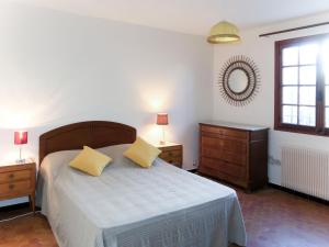 普朗德拉图尔Holiday Home Lou Mazet by Interhome的一间卧室配有一张带2个床头柜和镜子的床