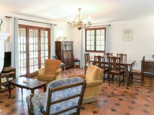 普朗德拉图尔Holiday Home Lou Mazet by Interhome的带家具的客厅和用餐室