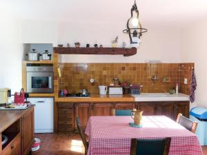 普朗德拉图尔Holiday Home Lou Mazet by Interhome的厨房配有带粉色桌布的桌子 更多10张照片