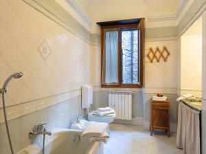 Ένα μπάνιο στο Apartment Le Volte - PTB190 by Interhome