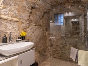 ein Bad mit einem Waschbecken und einer Dusche in der Unterkunft Apartment Mulino by Interhome in Montegrazie