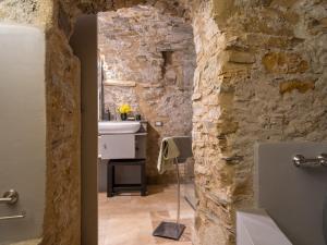 ein Badezimmer mit einer Steinmauer und einem Waschbecken in der Unterkunft Apartment Mulino by Interhome in Montegrazie