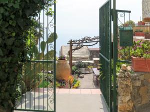 フィナーレ・リーグレにあるApartment Monte - FLG137 by Interhomeの花瓶のある庭への開門