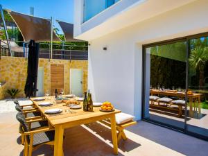 Patio alebo iná vonkajšia časť ubytovania Villa El Refugio by Interhome