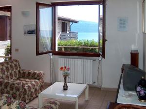 MadernoにあるHoliday Home Turelli-1 by Interhomeのリビングルーム(ソファ、窓付)