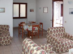 MadernoにあるHoliday Home Turelli-1 by Interhomeのリビングルーム(テーブル、椅子付)